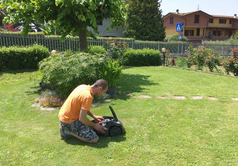 UN PRATO PERFETTO E SENZA FATICA ?
La soluzione con il robot rasaerba Automower.
